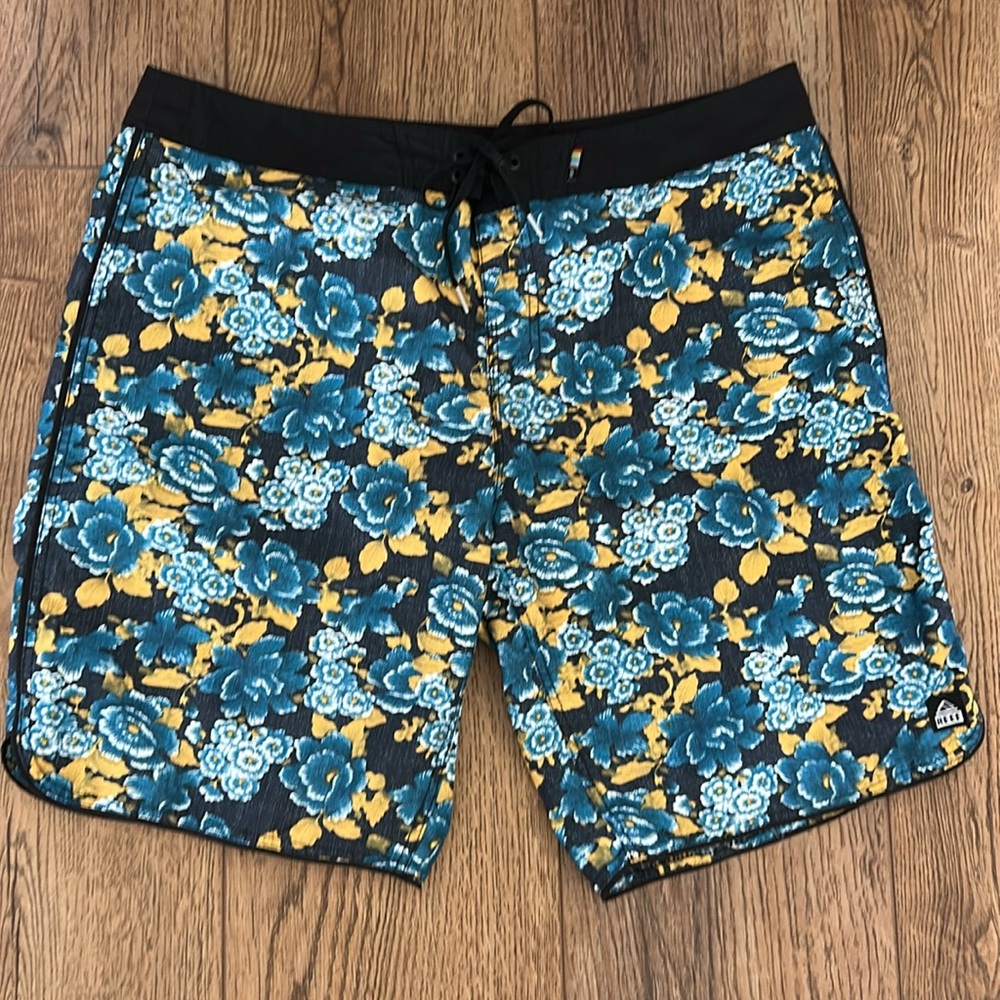 Reef Men's‎ Black/Turquoise Floral Surfing Shorts / BoardShorts Size 38